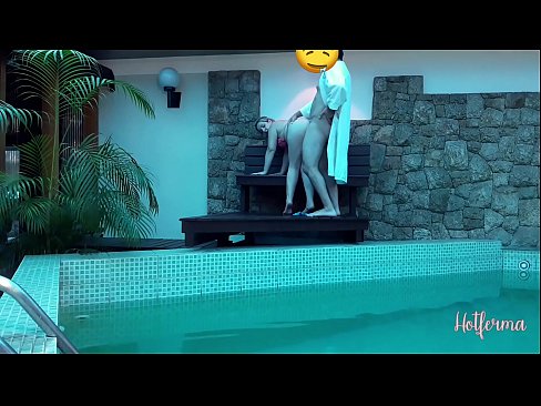 ❤️ Chefe convida criada para a piscina, mas não conseguiu resistir a um ❤ Porno porno em nós ️❤
