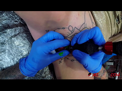 ❤️ Extremamente tatuada, a brasa Sully Savage fez uma tatuagem no seu clítoris ❤ Porno porno em nós ️❤